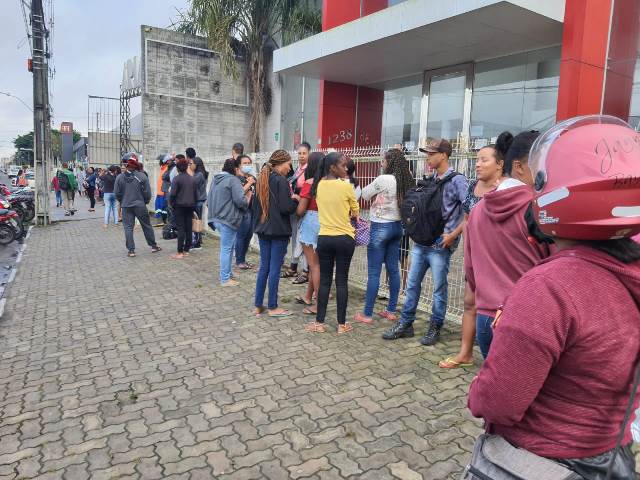 Fila para comprar ingressos de show em Feira