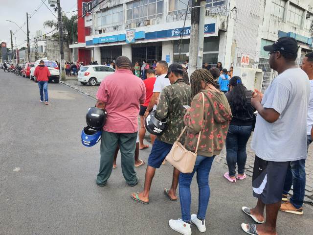 Fila para comprar ingressos de show em Feira