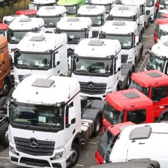 Caminhões no pátio da Mercedes-Benz do Brasil em São Bernardo do Campo.