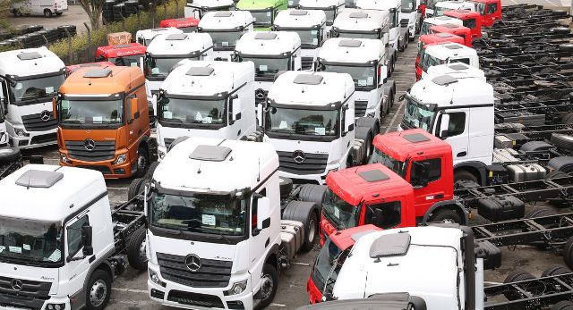 Caminhões no pátio da Mercedes-Benz do Brasil em São Bernardo do Campo.