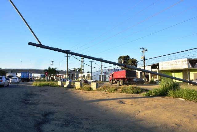 Carreta derruba postes na Avenida de Contorno