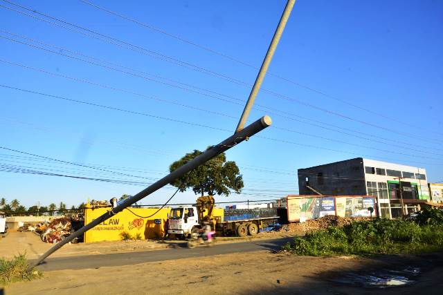 Carreta derruba postes na Avenida de Contorno