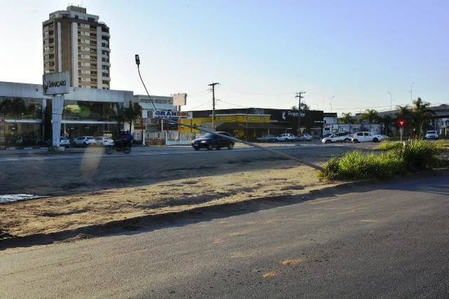 Carreta derruba postes na Avenida de Contorno