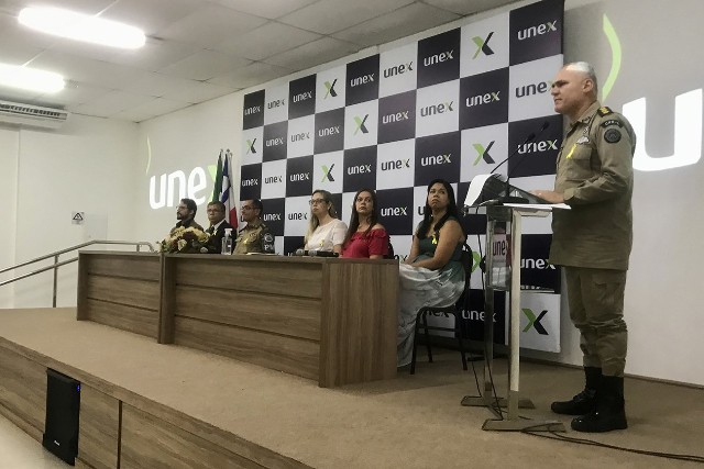 simpósio na unex com PM e Secretaria de saúde