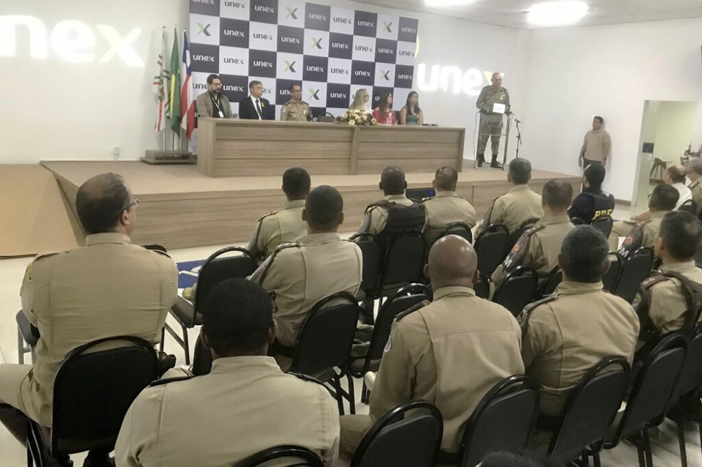 simpósio na unex com PM e Secretaria de saúde