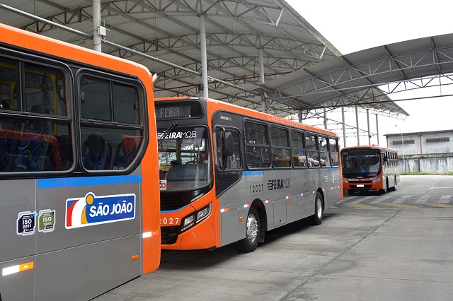 transporte coletivo, ônibus no transbordo/Estação da Nóide Cerqueira