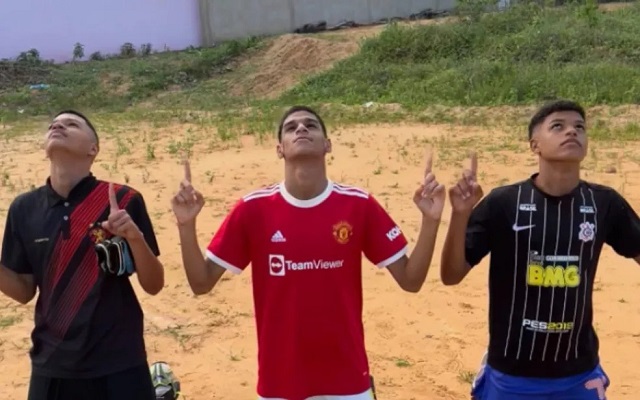 Foto: Redes sociais | Na foto Luva aparece ao lado de dois amigos em uma campo de areia