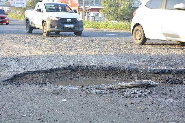 Cratera toma pista na Eduardo Froes