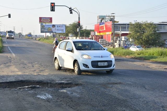 Cratera toma pista na Eduardo Froes