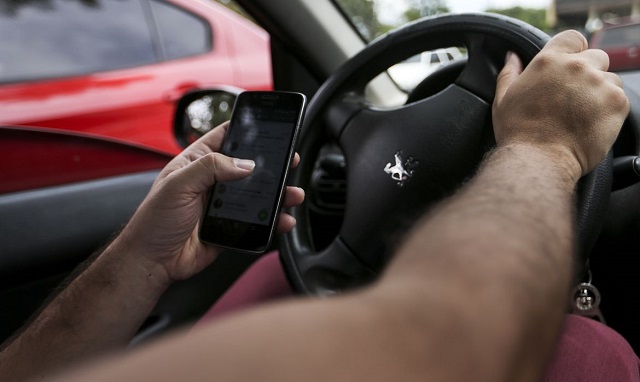 Uso de celular ao volante. (Foto: Marcelo Camargo/Agência Brasil)