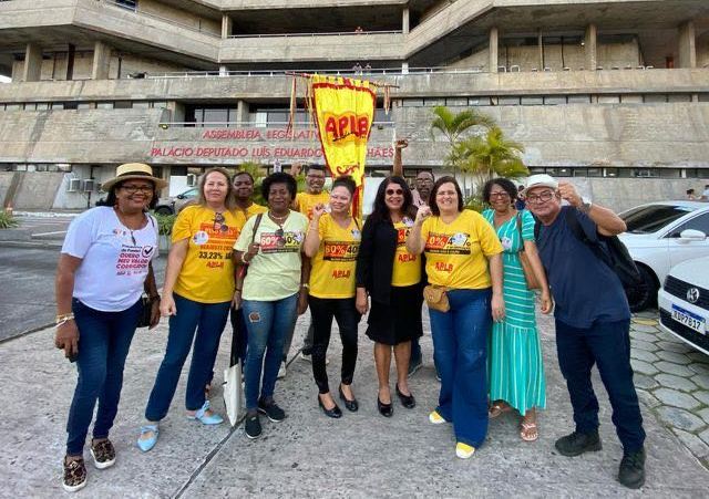 professores da APLB em frente a ALBA