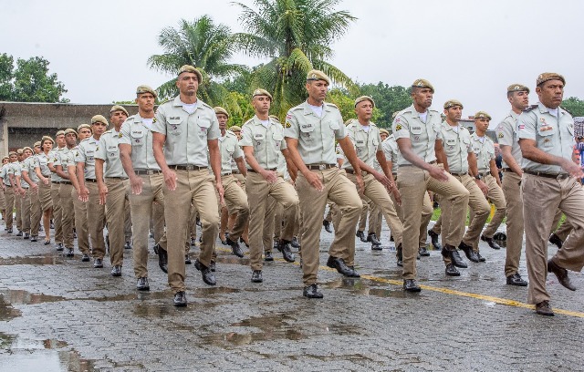 formatura de soldados da polícia militar