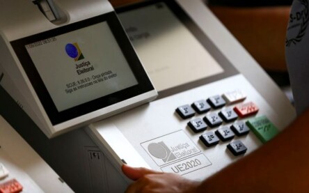Técnicos do TRE-DF realizam a conferência e a lacração de urnas eletrônicas para o 1º turno das Eleições 2022.
