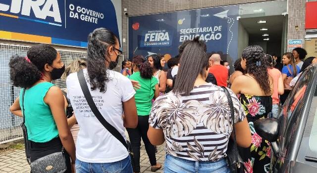 Manifestação de estagiários em frente à Seduc