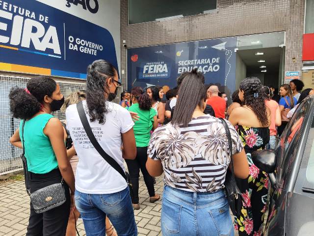 Manifestação de estagiários em frente à Seduc