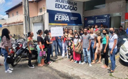 Manifestação de estagiários em frente à Seduc