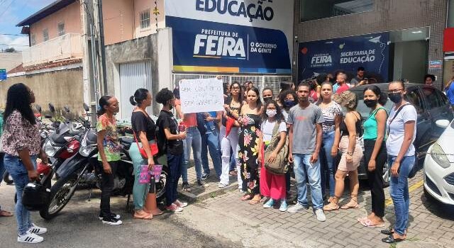 Manifestação de estagiários em frente à Seduc