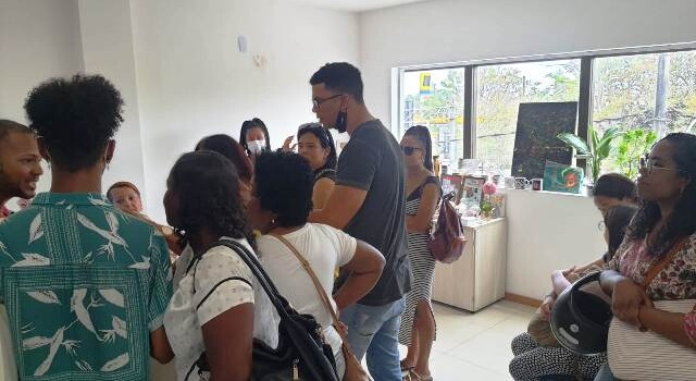 Manifestação de estagiários em frente à Seduc