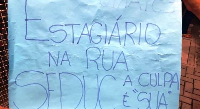 Manifestação de estagiários em frente à Seduc