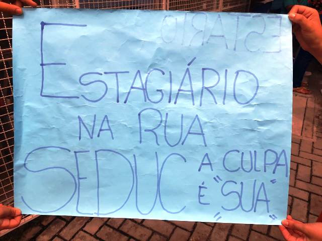 Manifestação de estagiários em frente à Seduc