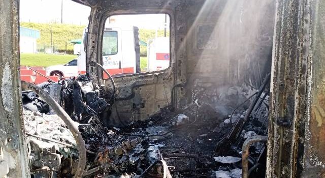 Caminhão pega fogo na BR-324