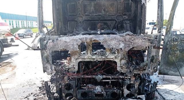 Caminhão pega fogo na BR-324