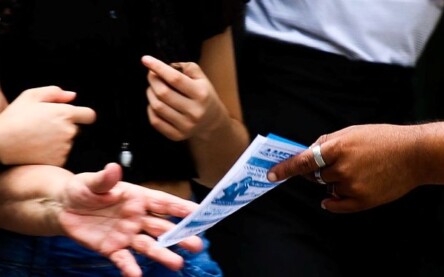 Trabalhador informal distribui panfleto na Avenida Paulista.