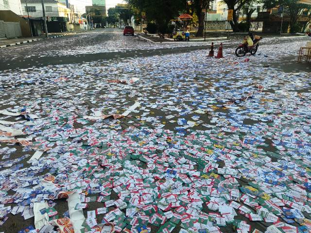 cidade amanhece repleta de santinhos políticos