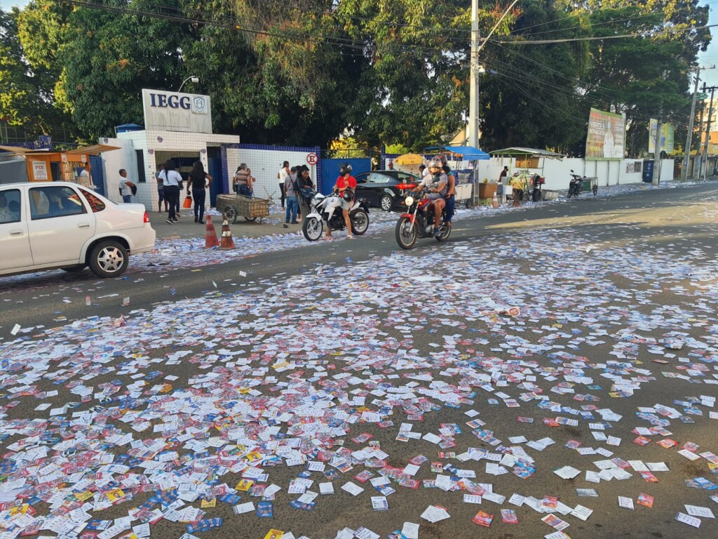 cidade amanhece repleta de santinhos políticos