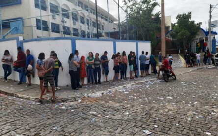 Votação em frente ao Ceep em Brumado