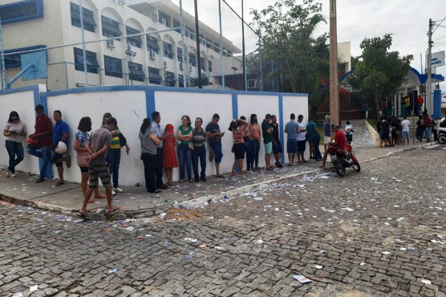 Votação em frente ao Ceep em Brumado