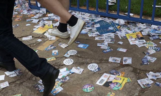 Eleições,Eleitores em Filas de Votações no Unieuro e Colegio Lasalle.