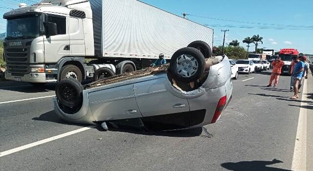 Capotamento na BR 116