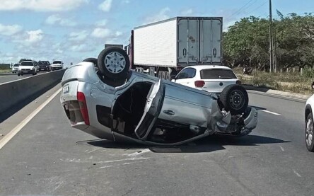 Capotamento na BR 116 Capotamento na BR 116