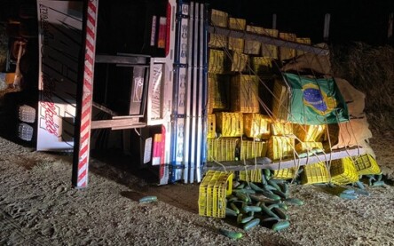 Motorista sai ileso após caminhão tombar em Jaguaquara