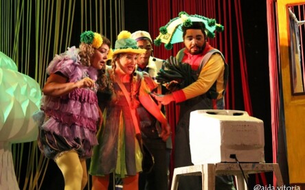 “Só depende de nós no ritmo da copa”, em cartaz no Domingo Tem Teatro