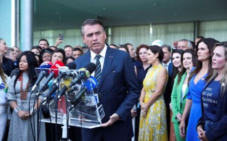 O candidato à Presidência pelo PL, Jair Bolsonaro, recebeu hoje (6) no Palácio da Alvorada um grupo de deputados federais e governadores reeleitos, que manifestou seu apoio à reeleição do mandatário.
