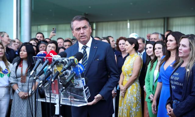 O candidato à Presidência pelo PL, Jair Bolsonaro, recebeu hoje (6) no Palácio da Alvorada um grupo de deputados federais e governadores reeleitos, que manifestou seu apoio à reeleição do mandatário.