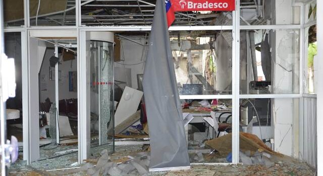 Agência do Bradesco explodida em Irará
