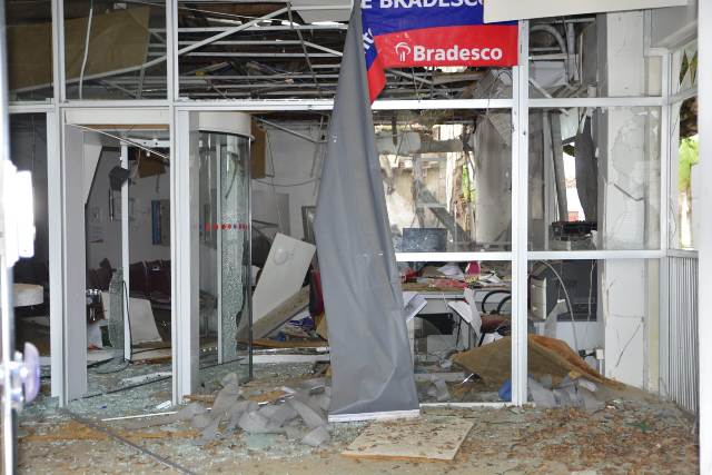 Agência do Bradesco explodida em Irará