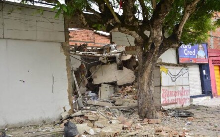 lateral da agência do banco bradesco destruída após ataque de bandidos