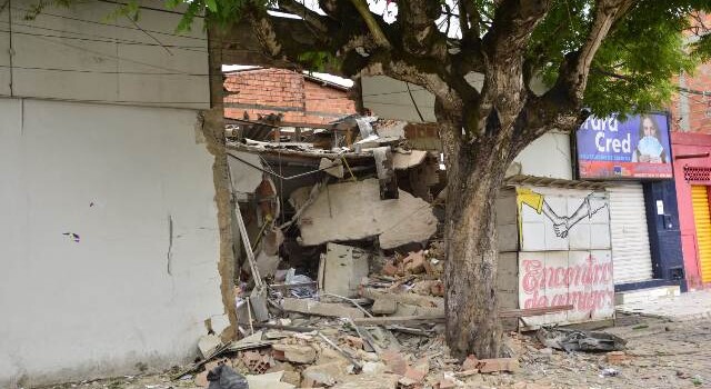 lateral da agência do banco bradesco destruída após ataque de bandidos 