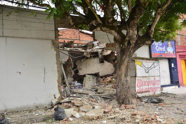 lateral da agência do banco bradesco destruída após ataque de bandidos