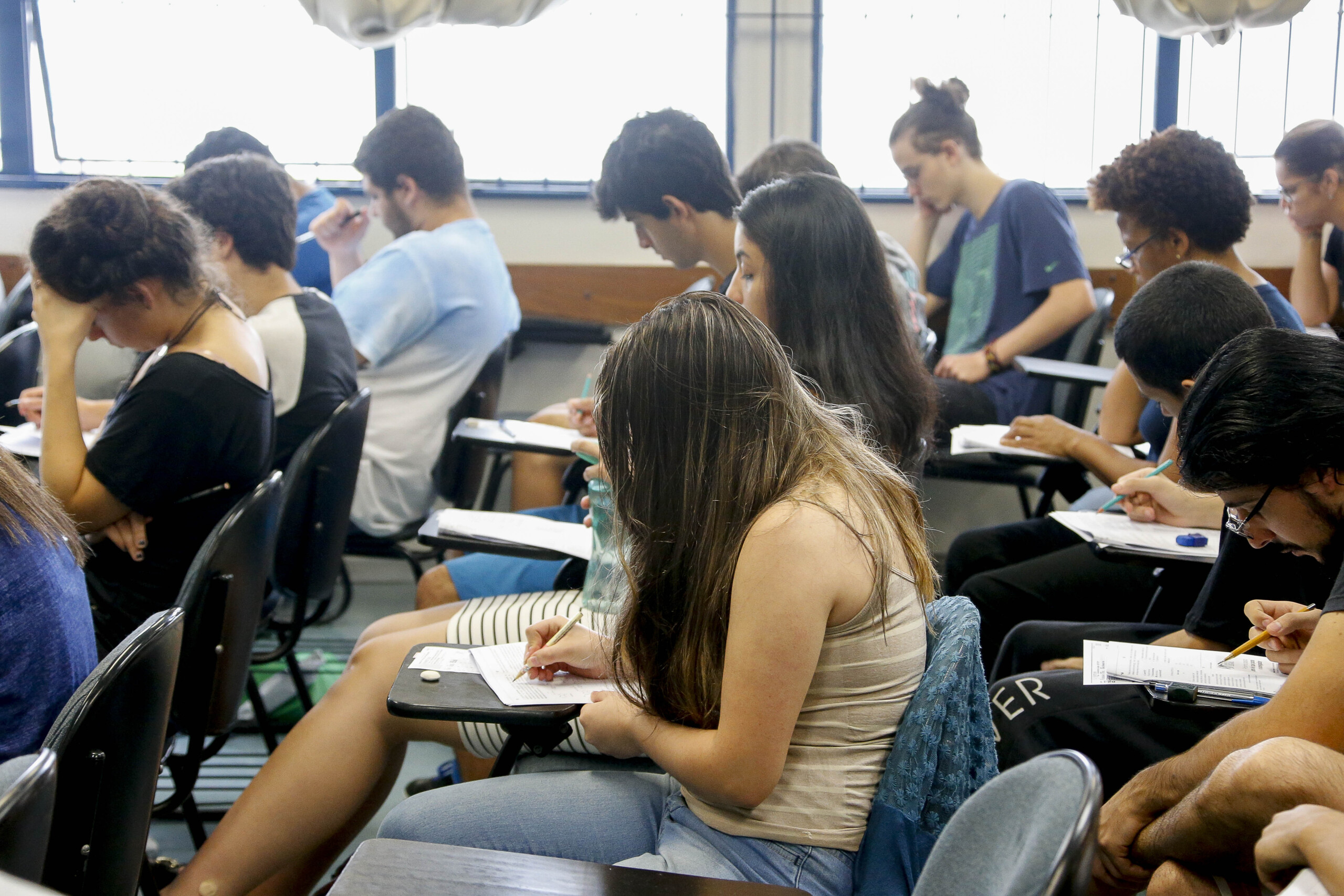 candidatos realizando prova