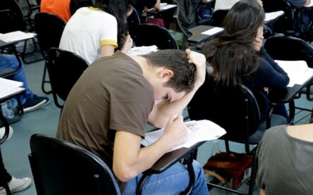 candidatos realizando prova