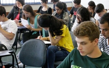 candidatos realizando prova