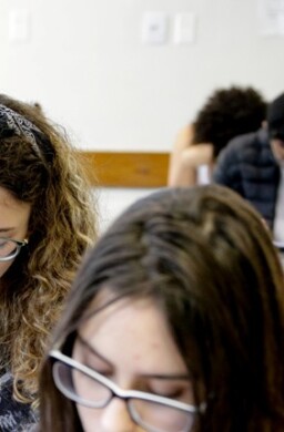 candidatos realizando prova