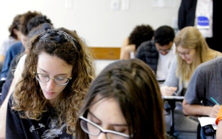 candidatos realizando prova