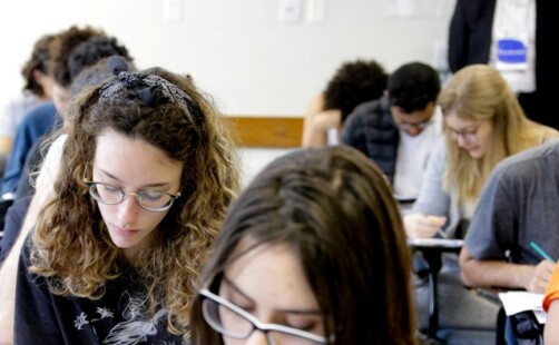 candidatos realizando prova