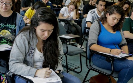 candidatos realizando prova
